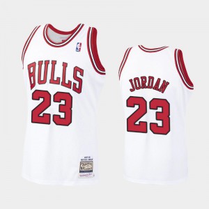 Michael Jordan Chicago Bulls #23 Men's Hardwood Classics Bulls 1997-98 Authentic Jersey - White